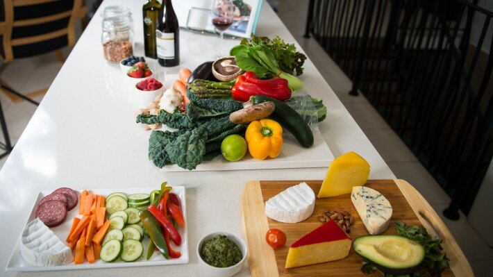 Диета доктора Бернстайна полностью исключает большинство углеводных продуктов кроме некоторых овощей и салатной зелени 